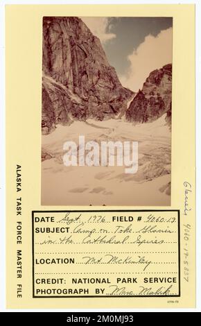 Campez sur le glacier Toke dans la cathédrale de Spires. Photographies du Groupe de travail de l'Alaska Banque D'Images