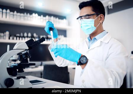 Covid, chercheur et scientifique dans un laboratoire pour un test, l'innovation scientifique et le développement médical pour l'avenir. Analyse chimique, étude de santé et Banque D'Images