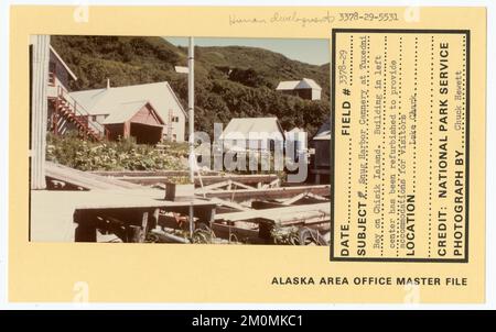 Conserverie Snug Harbor à Tuxedni Bay sur l'île de Chisik. Le bâtiment du centre de gauche a été rénové pour offrir des chambres aux visiteurs. Photographies du Groupe de travail de l'Alaska Banque D'Images