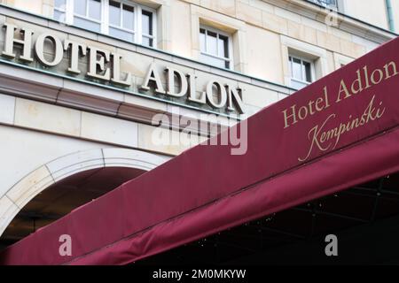 Berlin, Allemagne. 07th décembre 2022. Vue sur l'entrée de l'hôtel Adlon. Sur 08 décembre 2022, le tribunal administratif de Berlin entendra une affaire sur les réclamations possibles des héritiers d'Adlon pour reconversion. Credit: Joerg Carstensen/dpa/Alay Live News Banque D'Images