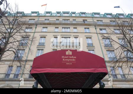 Berlin, Allemagne. 07th décembre 2022. Vue sur l'entrée de l'hôtel Adlon. Sur 08 décembre 2022, le tribunal administratif de Berlin entendra une affaire sur les réclamations possibles des héritiers d'Adlon pour reconversion. Credit: Joerg Carstensen/dpa/Alay Live News Banque D'Images