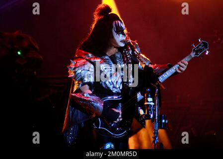 Gene Simmons, intégraant du groupe de rock américain Kiss, se produit sur scène au cours du troisième jour de la fête de l'Enfer et du ciel à Foro Pegaso. Sur 04 décembre 2022 à Toluca, Mexique. (Photo par Carlos Santiago/ Eyepix Group) (photo par Eyepix/Sipa USA) crédit: SIPA USA/Alay Live News Banque D'Images