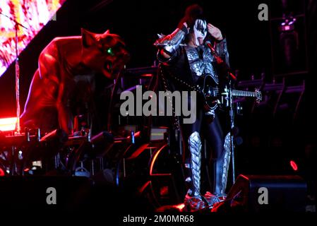 Gene Simmons, intégraant du groupe de rock américain Kiss, se produit sur scène au cours du troisième jour de la fête de l'Enfer et du ciel à Foro Pegaso. Sur 04 décembre 2022 à Toluca, Mexique. (Photo par Carlos Santiago/ Eyepix Group) (photo par Eyepix/Sipa USA) crédit: SIPA USA/Alay Live News Banque D'Images