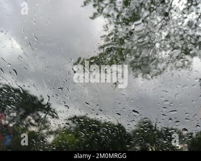 le pare-brise de la voiture s'égoutte de pluie Banque D'Images