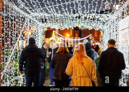 Le marché de Noël annuel de Lincoln a eu lieu tous les premiers week-ends de décembre. Le marché se tient dans la zone de montée de la ville connue sous le nom de Bailgate, principalement autour de la cathédrale et du château. La cathédrale, si illuminée, en 2022 une couleur bleu/violet en faisant un morceau central vu acroos la ville. Attirer des milliers de personnes de toute l'Europe le marché devient parfois un système à sens unique pour permettre aux grands nombres de personnes de se déplacer en toute sécurité.l'entrée décorée de la pelouse près du château. Banque D'Images