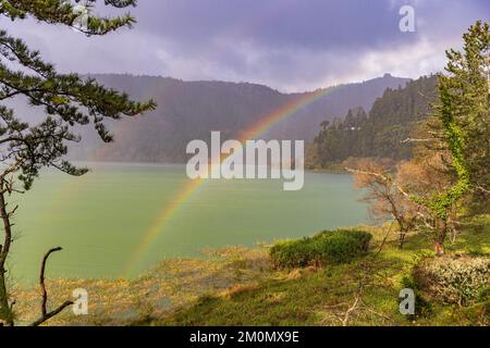 Arc-en-ciel sur le lac du cratère de Furnas sur l'île de Sao Miguel Banque D'Images