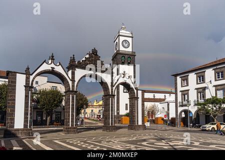 PONTA DELGADA, PORTUGAL - 4 DÉCEMBRE 2022 : place principale de la ville, avec les portes historiques de la ville Portas da Cidade et la rue Eglise de Sebastian, Sao Banque D'Images