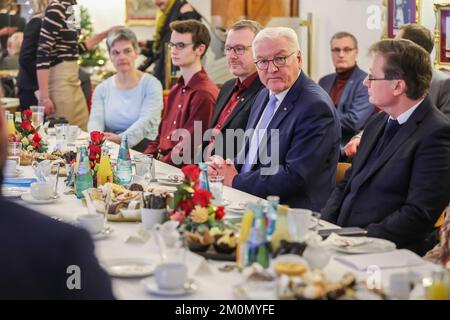 Leipzig, Allemagne. 07th décembre 2022. Le président allemand Frank-Walter Steinmeier (M) est assis à une table basse avec des citoyens au Cafe Hartmann. Steinmeier mène ses activités officielles pendant trois jours à Freiberg, en Saxe. Credit: Jan Woitas/dpa/Alay Live News Banque D'Images