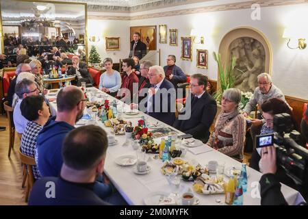 Leipzig, Allemagne. 07th décembre 2022. Le président allemand Frank-Walter Steinmeier (M) est assis à une table basse avec des citoyens au Cafe Hartmann. Steinmeier mène ses activités officielles pendant trois jours à Freiberg, en Saxe. Credit: Jan Woitas/dpa/Alay Live News Banque D'Images