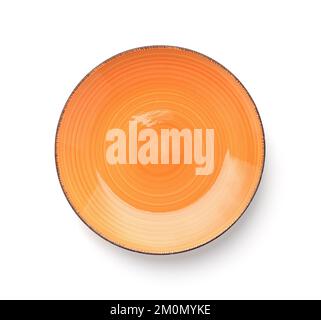 Vue de dessus de la plaque ronde en céramique orange vide avec rebord foncé isolé sur le blanc Banque D'Images