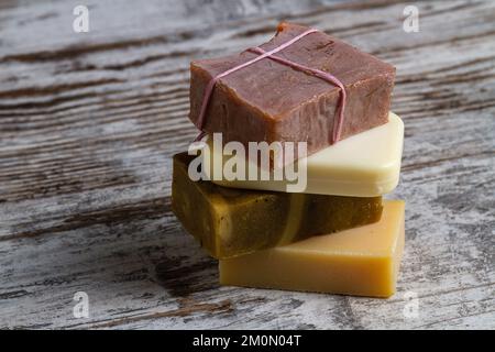 Assortiment de barres de savon écologiques naturelles. Fond en bois gris vintage. Banque D'Images