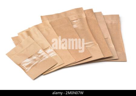 Groupe de différents nouveaux sacs de papier brun vides isolés sur blanc Banque D'Images