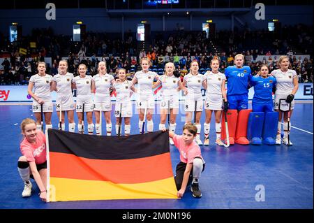 Hambourg, Allemagne. 07th décembre 2022. Hockey/Hall, femmes: Championnat d'Europe, Allemagne - Turquie, tour préliminaire, groupe A, 1st jour d'allumette. Les joueurs allemands Viktoria Huse (l-r), Pia Maertens, Cecile Pieper, Hauke Franzisca, Lisa Altenburg, Janne Müller-Wieland, Sara Strauss, Anne Schröder, Selin Oruz, gardien de but Mali Wichmann, Nathalie Kubalski, gardien de but, Sonja Zimmermann se tiennent côte à côte devant un drapeau allemand pour une photo de groupe avant le début du match pour l'hymne national. Credit: Gregor Fischer/dpa/Alay Live News Banque D'Images