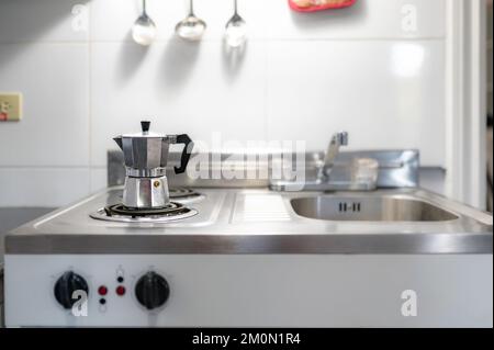 Une kitchenette équipée d''une cafetière italienne à côté d''un évier sur les ustensiles de cuisine Banque D'Images