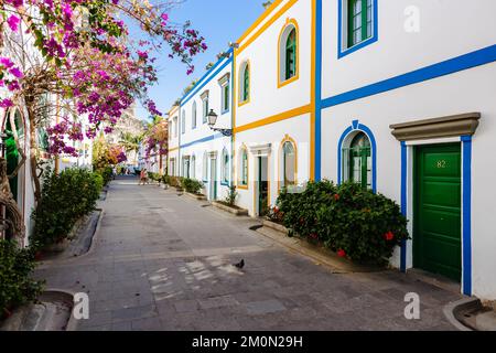 Rue colorée à Puerto de Mogan, Grande Canarie, Îles Canaries, Espagne Banque D'Images