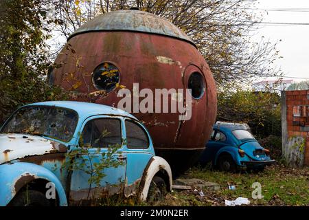 Belgrade, Serbie - 17 novembre 2022: Junk jard avec de vieilles voitures rouillées et métal à Belgrade, Serbie Banque D'Images