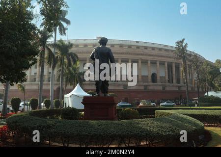 New Delhi, Inde. 07th décembre 2022. Vue générale de l'édifice du Parlement pendant la première journée session d'hiver 2022 du Parlement, à New Delhi. (Photo par Ganesh Chandra/SOPA Images/Sipa USA) crédit: SIPA USA/Alay Live News Banque D'Images