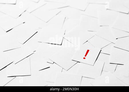 Pile de morceaux de papier vierges avec point d'exclamation rouge au milieu Banque D'Images