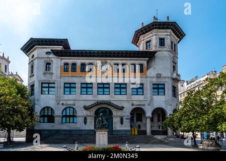 Santander, Espagne - 14 août 2022: Poste centrale. Bâtiment Correos sur la place Alfonso XIII. Jour ensoleillé de l'été Banque D'Images