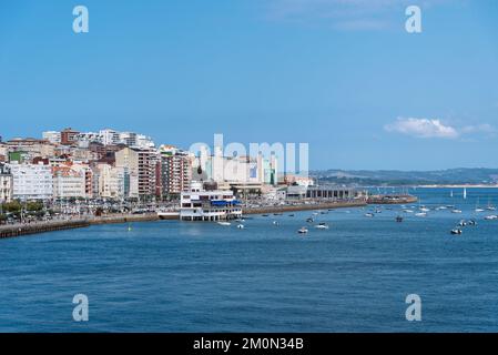 Santander, Espagne - 14 août 2022: Paysage urbain de la baie un jour ensoleillé d'été Banque D'Images