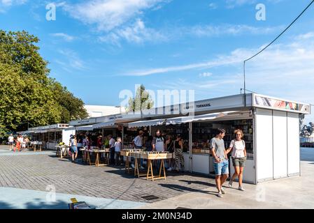 Santander, Espagne - 14 août 2022: Personnes dans l'ancien salon du livre dans les jardins de Pereda. Il est célèbre pour les librairies, dont beaucoup appartiennent à des tiers Banque D'Images