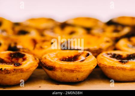 Pile de tarte aux œufs portugaise également connue sous le nom de Pasteis de Nata en vitrine devant le magasin - sélection Banque D'Images