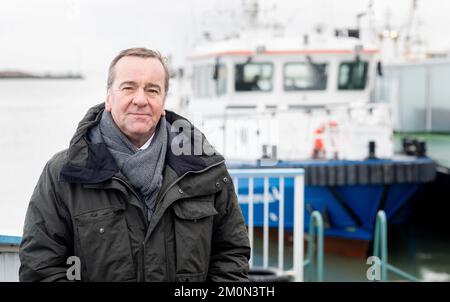 Hooksiel, Allemagne. 07th décembre 2022. Boris Pistorius (SPD), ministre de l'intérieur en Basse-Saxe, se tient devant un navire appartenant à la police des eaux. La ministre de l'intérieur Pistorius voulait avoir une impression du travail des policiers déployés pour protéger le terminal de GNL en construction à Wilhelmshaven. Credit: Hauke-Christian Dittrich/dpa/Alay Live News Banque D'Images