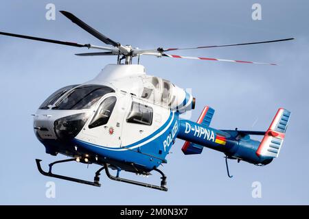 Hooksiel, Allemagne. 07th décembre 2022. Un hélicoptère de la police de Basse-Saxe atterrit sur terre après avoir survolé le terminal de GNL en cours de construction et le pipeline associé. La ministre de l'intérieur Pistorius veut avoir une impression du travail des policiers déployés pour protéger le terminal de GNL en construction à Wilhelmshaven. Credit: Hauke-Christian Dittrich/dpa/Alay Live News Banque D'Images