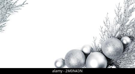 Composition de Noël avec boules argentées. Noël, concept du nouvel an. Flat lay, vue de dessus, espace de copie Banque D'Images