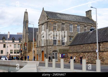 Personnes à l’extérieur de la galerie de la Reine, le palais de Holyroodhouse, Holyrood Palace, Édimbourg, Écosse, Royaume-Uni. Banque D'Images