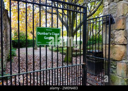 Dunbar’s Close, un jardin recréé de 17th ans contre un mur d’église, pendant la saison d’automne, Édimbourg, Écosse, Royaume-Uni. Banque D'Images