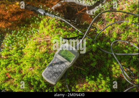 Sonde Hanna et compteur mesurant les propties chimiques de l'eau dans les eaux de la rivière Doethie, Bryn Deilos, pays de Galles, Royaume-Uni Banque D'Images