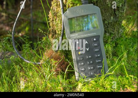 Sonde Hanna et compteur mesurant les propties chimiques de l'eau dans les eaux de la rivière Doethie, Bryn Deilos, pays de Galles, Royaume-Uni Banque D'Images