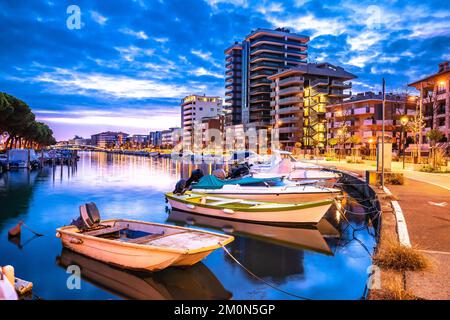 Ville de Grado sur le canal de la côte Adriatique et l'architecture vue à l'aube, région de Friuli Venezia Giulia, nord de l'Italie Banque D'Images