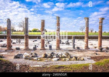 Colonnes et objets romains anciens dans le site historique d'Aquileia, région de Friuli Venezia Giulia, nord de l'Italie Banque D'Images