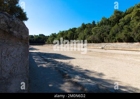 Vue aérienne de la plage d'Amiros le long de la belle route de campagne. Situé dans la partie nord-ouest de l'île grecque de Rhodes. Banque D'Images