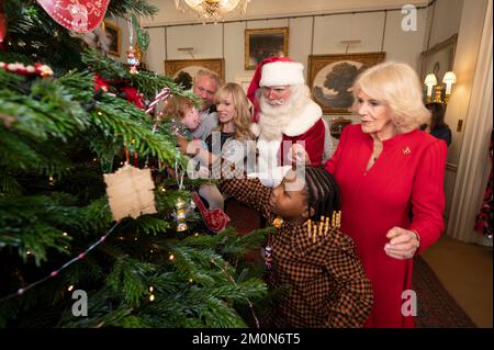 Le Queen Consort, accompagné d'enfants soutenus par Helen et Douglas House et la Charité pour enfants de Roald Dahl, décorent l'arbre de Noël à Clarence House à Londres. Date de la photo: Mercredi 7 décembre 2022. Banque D'Images