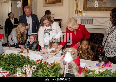 Le Queen Consort, accompagné d'enfants soutenus par Helen et Douglas House et la Charité pour enfants de Roald Dahl, décorent l'arbre de Noël à Clarence House à Londres. Date de la photo: Mercredi 7 décembre 2022. Banque D'Images