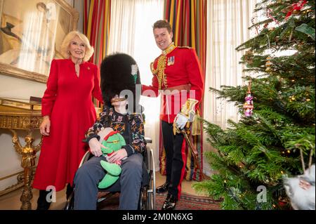 Le Queen Consort, accompagné d'enfants soutenus par Helen et Douglas House et la Charité pour enfants de Roald Dahl, décorent l'arbre de Noël à Clarence House à Londres. Date de la photo: Mercredi 7 décembre 2022. Banque D'Images