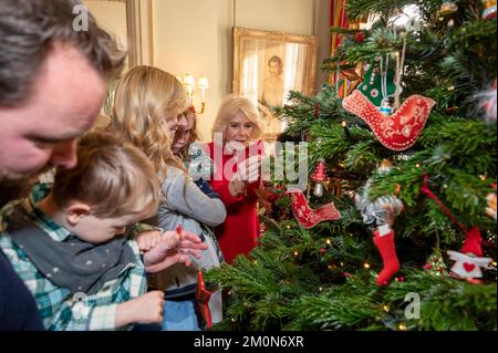 Le Queen Consort, accompagné d'enfants soutenus par Helen et Douglas House et la Charité pour enfants de Roald Dahl, décorent l'arbre de Noël à Clarence House à Londres. Date de la photo: Mercredi 7 décembre 2022. Banque D'Images