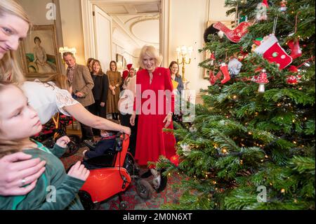 Le Queen Consort, accompagné d'enfants soutenus par Helen et Douglas House et la Charité pour enfants de Roald Dahl, décorent l'arbre de Noël à Clarence House à Londres. Date de la photo: Mercredi 7 décembre 2022. Banque D'Images