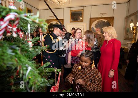 Le Queen Consort, accompagné d'enfants soutenus par Helen et Douglas House et la Charité pour enfants de Roald Dahl, décorent l'arbre de Noël à Clarence House à Londres. Date de la photo: Mercredi 7 décembre 2022. Banque D'Images