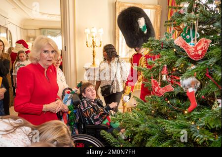 Le Queen Consort, accompagné d'enfants soutenus par Helen et Douglas House et la Charité pour enfants de Roald Dahl, décorent l'arbre de Noël à Clarence House à Londres. Date de la photo: Mercredi 7 décembre 2022. Banque D'Images