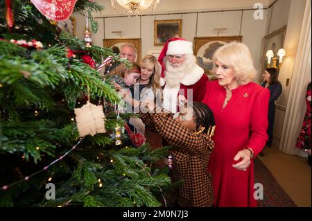 Le Queen Consort, accompagné d'enfants soutenus par Helen et Douglas House et la Charité pour enfants de Roald Dahl, décorent l'arbre de Noël à Clarence House à Londres. Date de la photo: Mercredi 7 décembre 2022. Banque D'Images