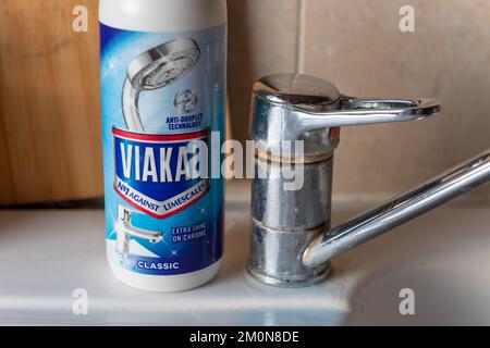Londres. ROYAUME-UNI- 12.07.2022. Une bouteille de détartrant Viakal à côté d'un robinet d'eau avec calcaire. Banque D'Images