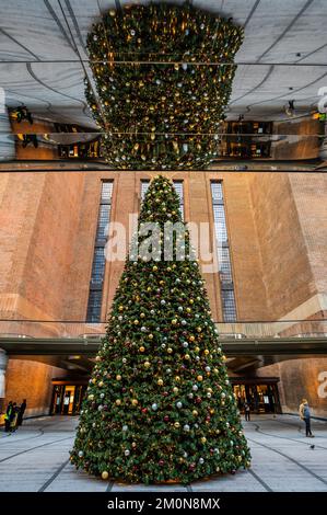 Londres, Royaume-Uni. 6th décembre 2022. L'arbre de Noël entre les appartements et l'entrée côté sud - Battersea Power Station est ouvert à temps pour Noël. Avec arbres à l'extérieur et décorations à l'intérieur. Crédit : Guy Bell/Alay Live News Banque D'Images