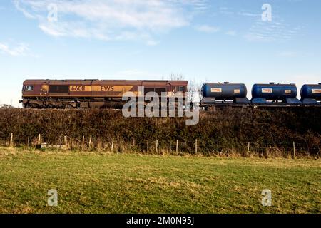 EWS classe 66 locomotive diesel n° 66011 à la tête d'un train de traitement ferroviaire de réseau ferroviaire (RHTT), Warwickshire (Royaume-Uni) Banque D'Images
