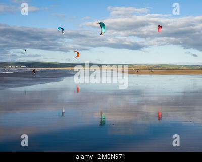 Kite Boarders à Westward Ho ! Sur la côte nord du Devon, en Angleterre. Banque D'Images