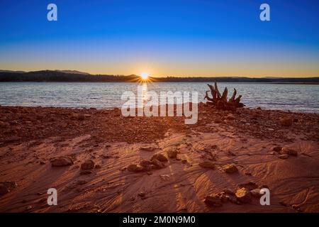 Coucher de soleil sur le lac Blue Ridge au terrain de camping de Morganton point dans la forêt nationale de Chattahoochee-Oconee, GA. Banque D'Images