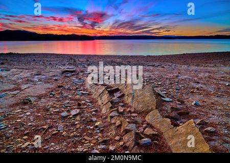 Coucher de soleil sur le lac Blue Ridge au terrain de camping de Morganton point dans la forêt nationale de Chattahoochee-Oconee, GA. Banque D'Images